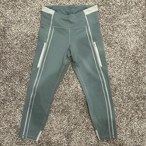 Athleta women’s evolve Rainer 7/8 leggings in size medium